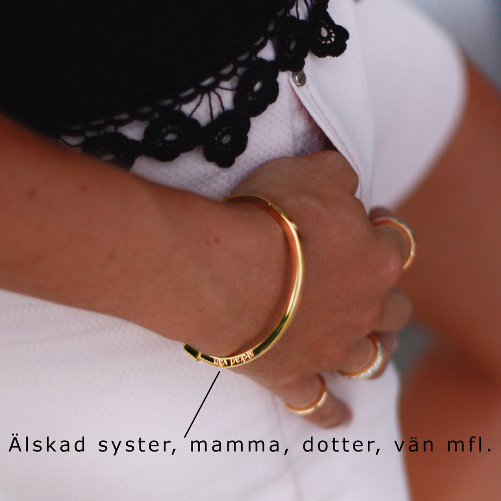 Stelt, öppningsbart armband i allergivänligt stål med färdig gravyr