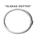 Stelt, öppningsbart armband i allergivänligt stål med färdig gravyr
