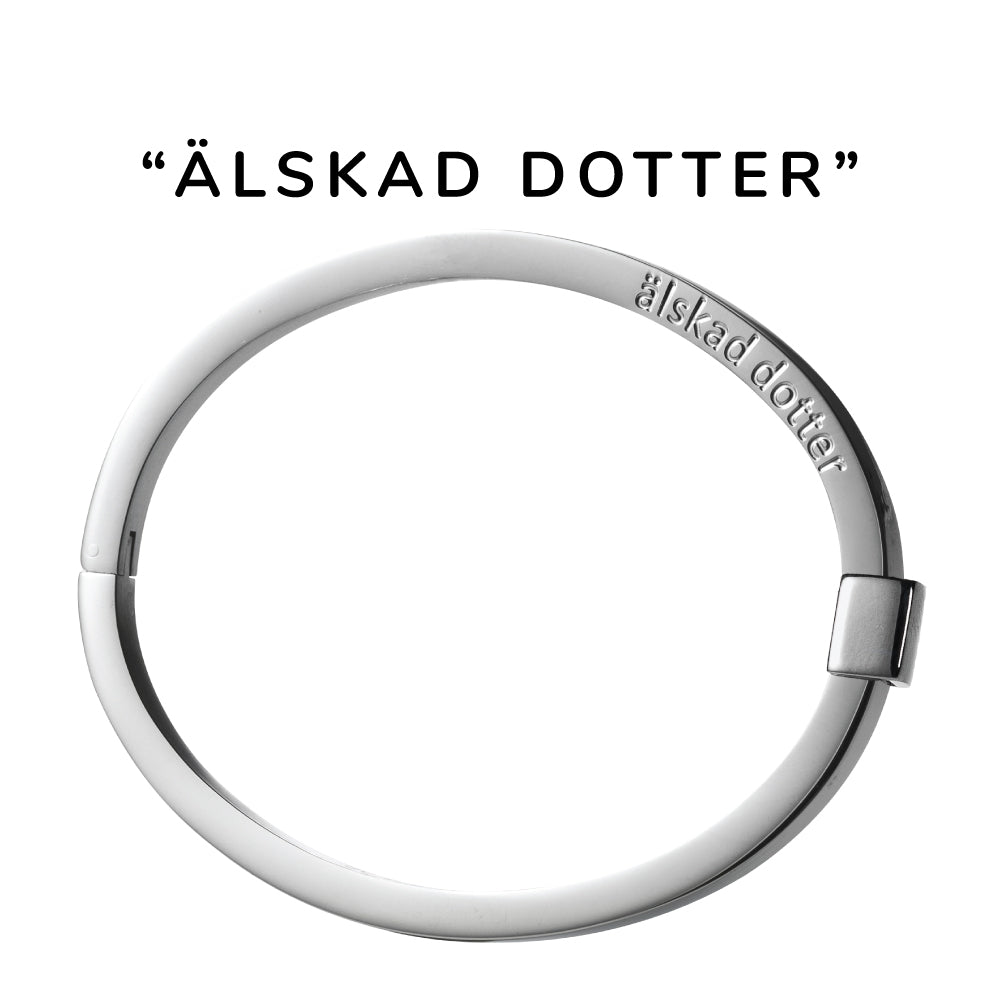 Stelt, öppningsbart armband i allergivänligt stål med färdig gravyr