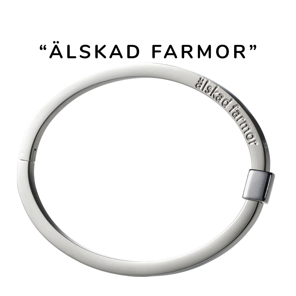 Stelt, öppningsbart armband i allergivänligt stål med färdig gravyr