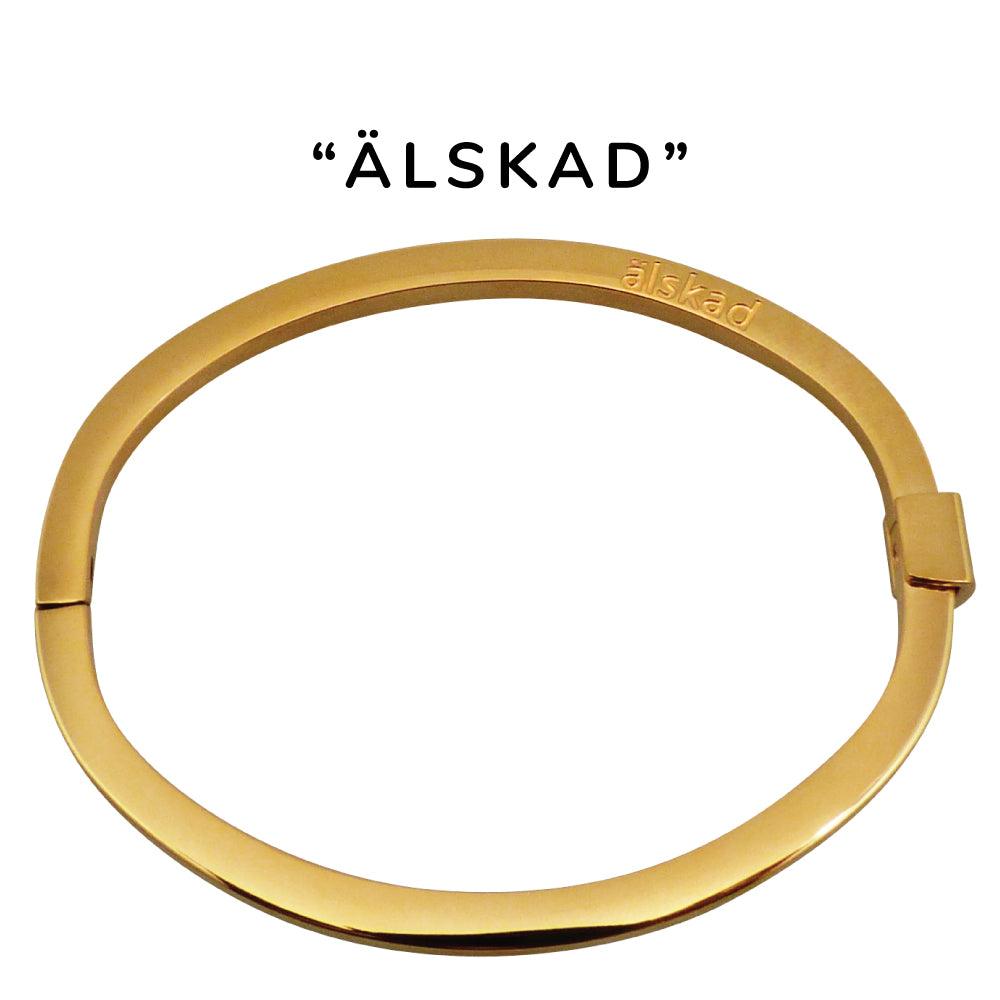 Stelt, öppningsbart armband i allergivänligt stål med färdig gravyr