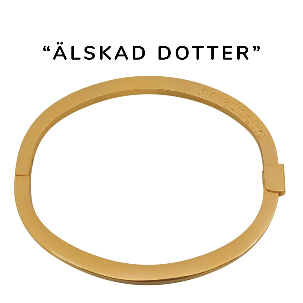 Stelt, öppningsbart armband i allergivänligt stål med färdig gravyr