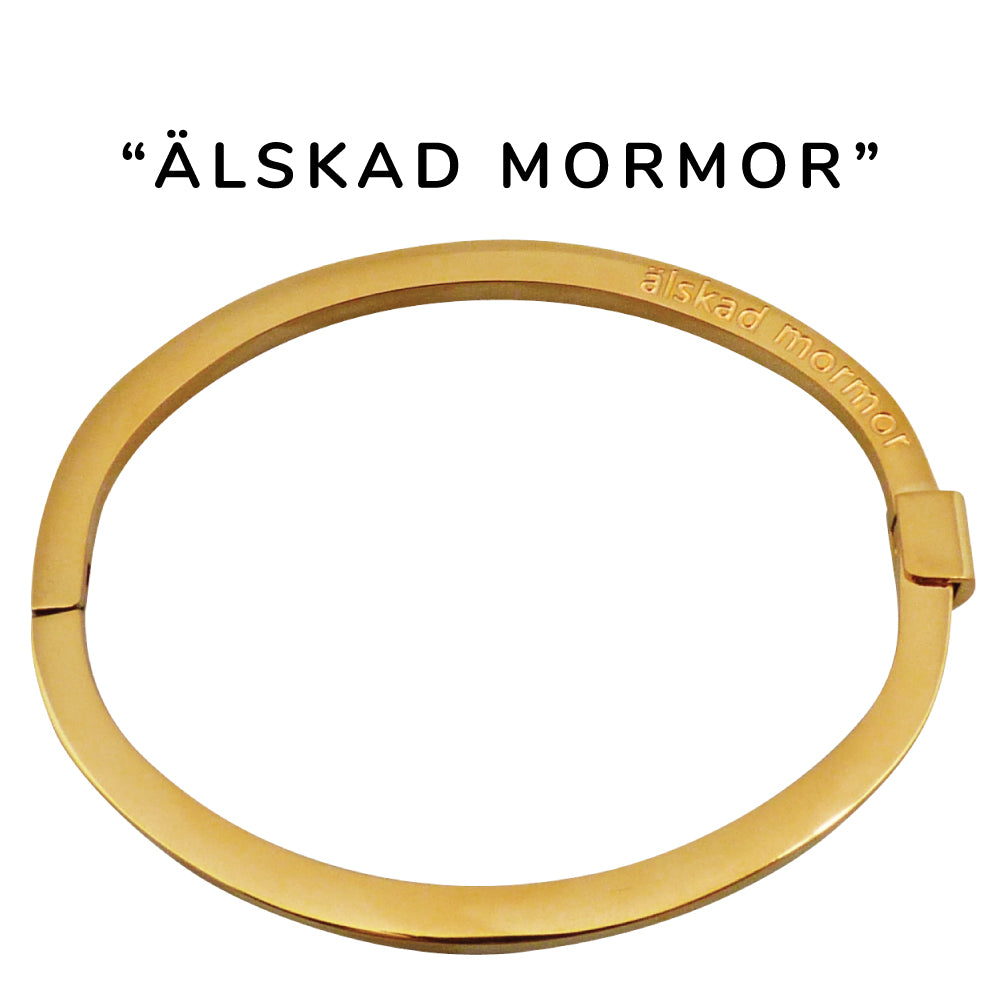 Stelt, öppningsbart armband i allergivänligt stål med färdig gravyr