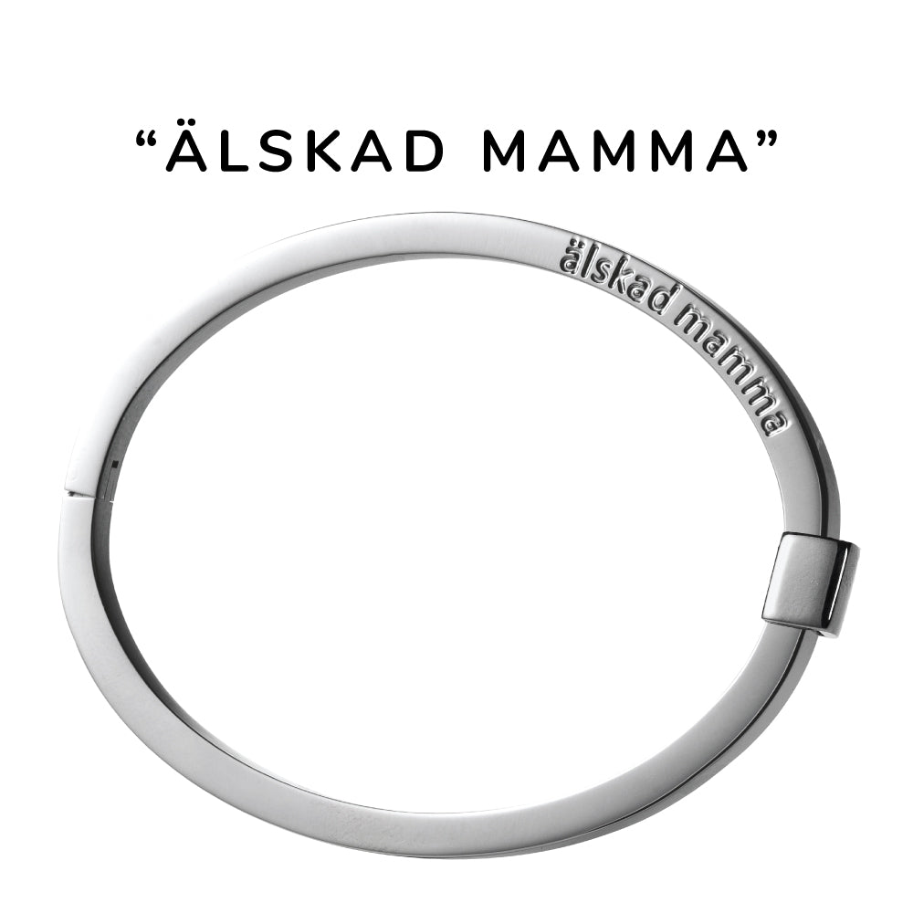 Stelt, öppningsbart armband i allergivänligt stål med färdig gravyr