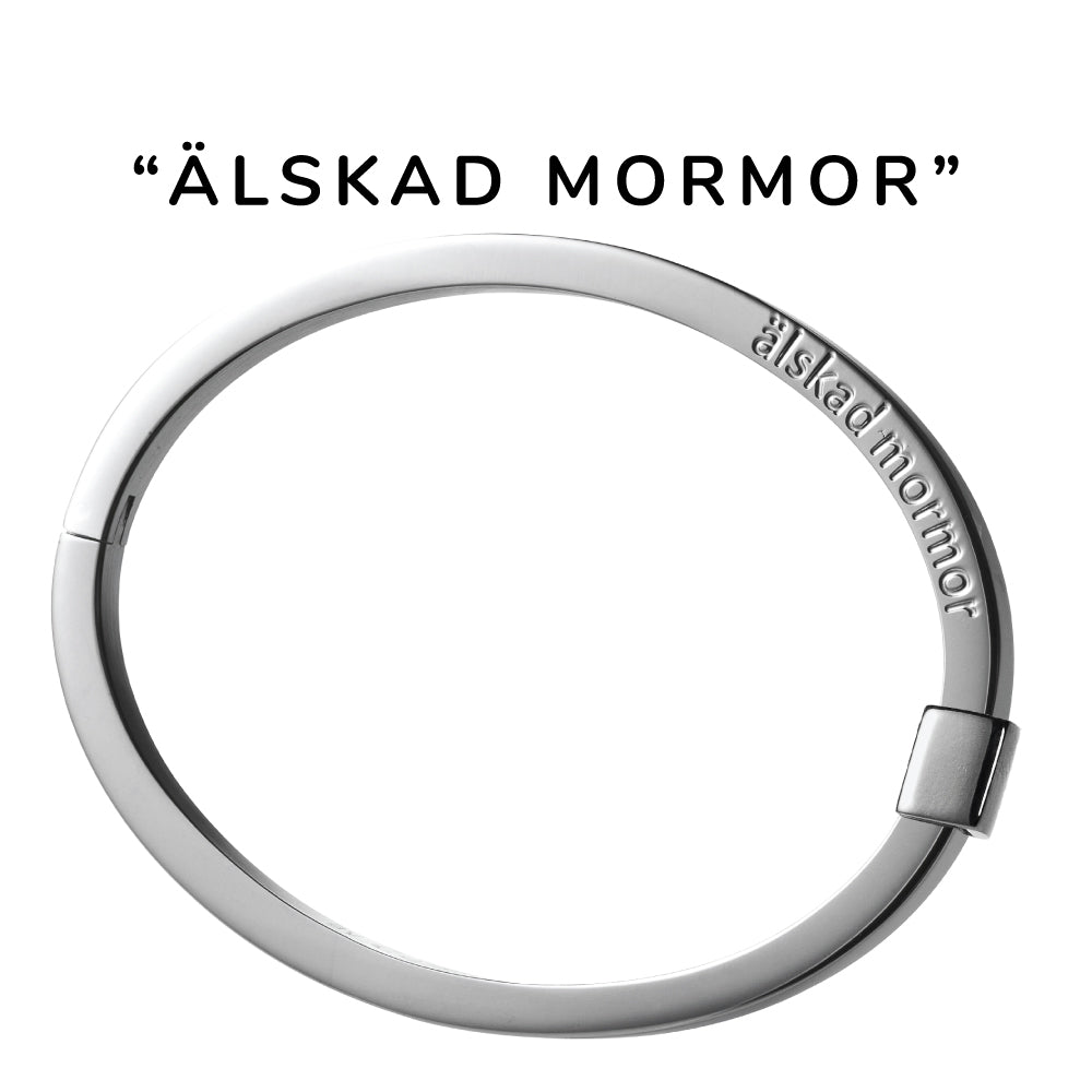 Stelt, öppningsbart armband i allergivänligt stål med färdig gravyr