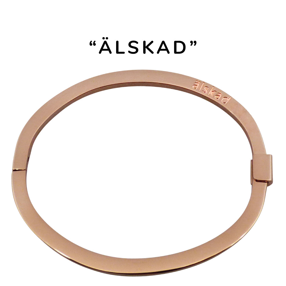 Stelt, öppningsbart armband i allergivänligt stål med färdig gravyr