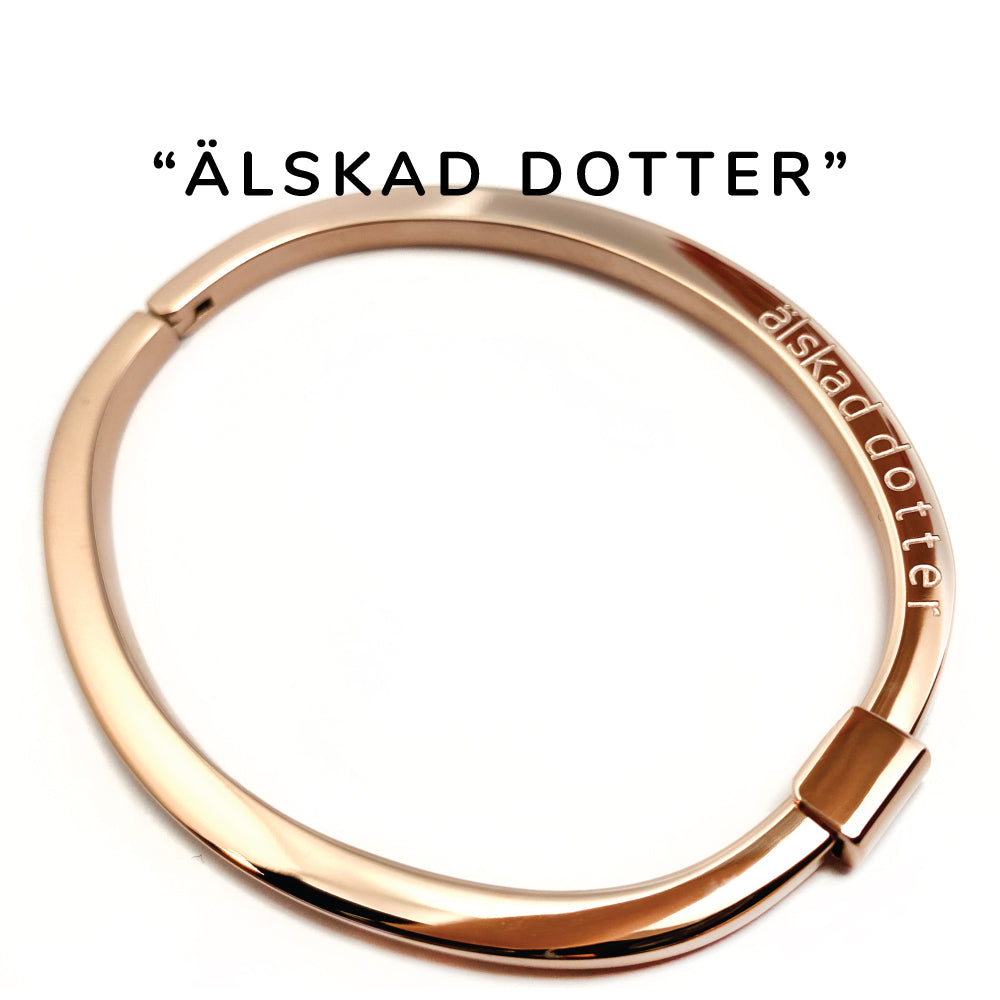 Stelt, öppningsbart armband i allergivänligt stål med färdig gravyr