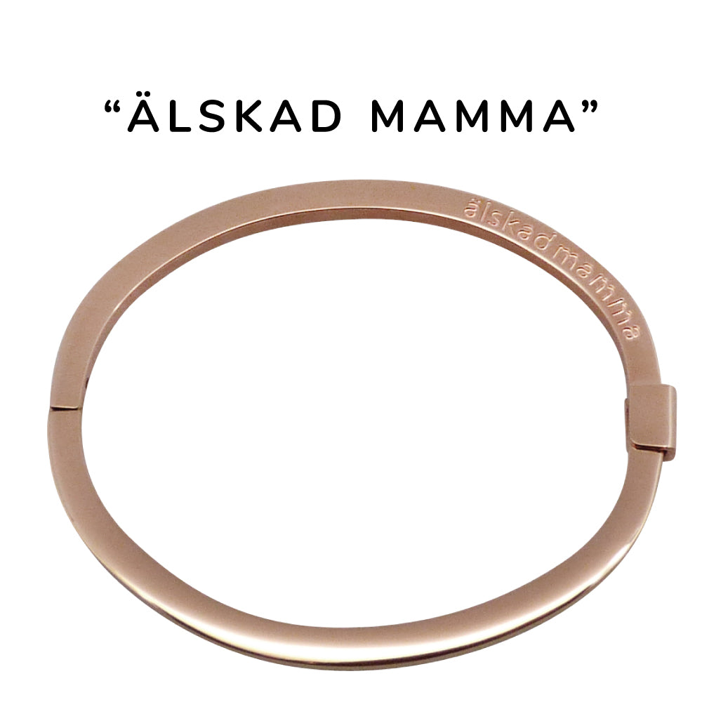 Stelt, öppningsbart armband i allergivänligt stål med färdig gravyr