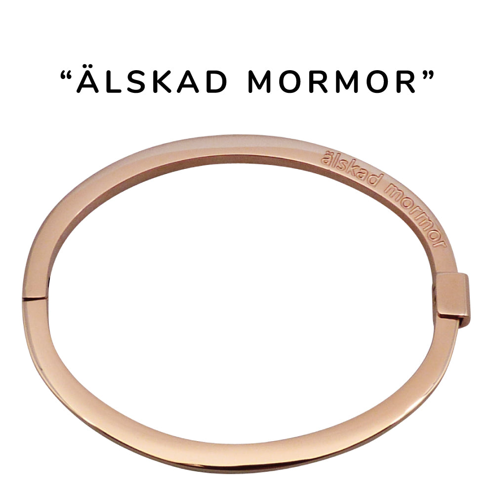 Stelt, öppningsbart armband i allergivänligt stål med färdig gravyr