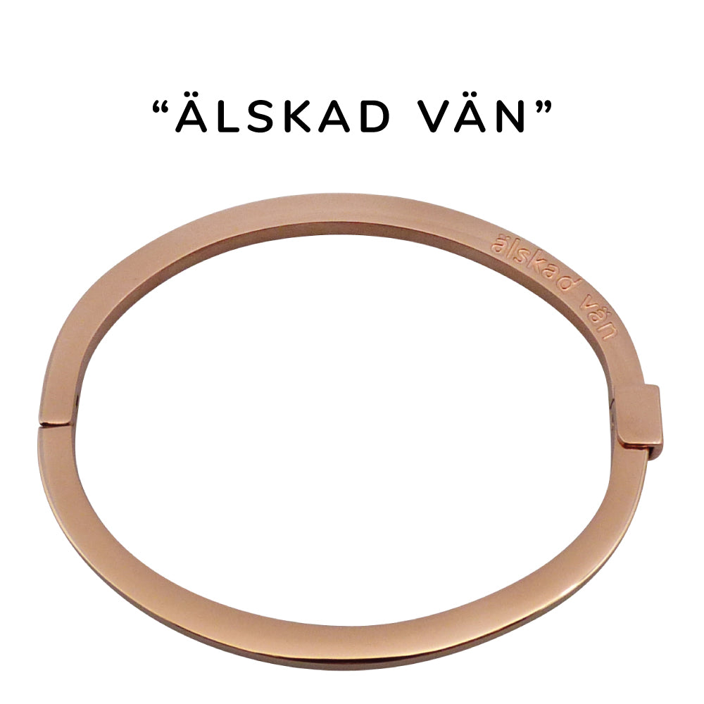 Stelt, öppningsbart armband i allergivänligt stål med färdig gravyr