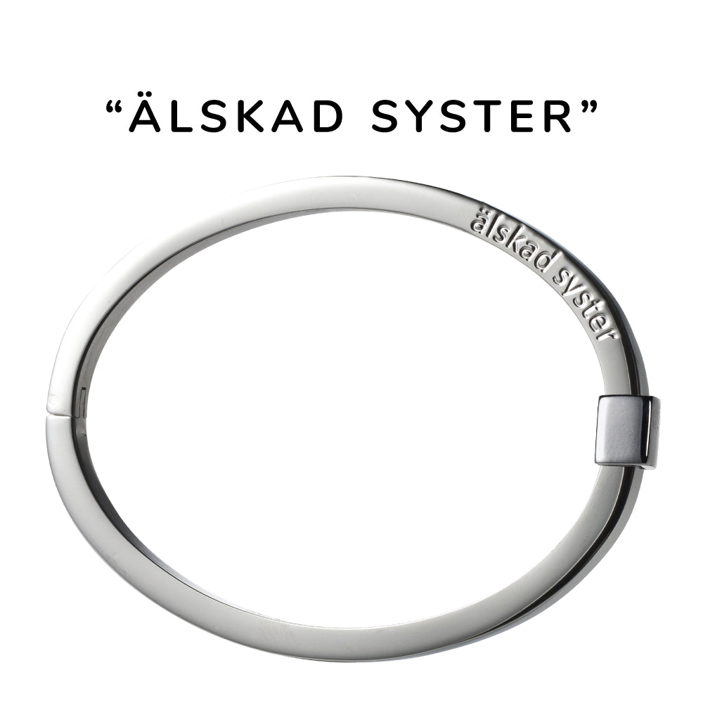 Stelt, öppningsbart armband i allergivänligt stål med färdig gravyr