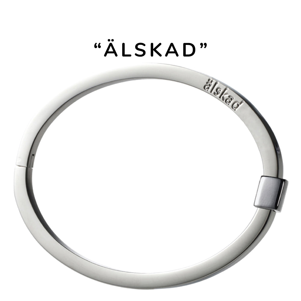 Stelt, öppningsbart armband i allergivänligt stål med färdig gravyr