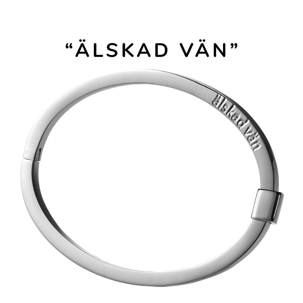 Stelt, öppningsbart armband i allergivänligt stål med färdig gravyr