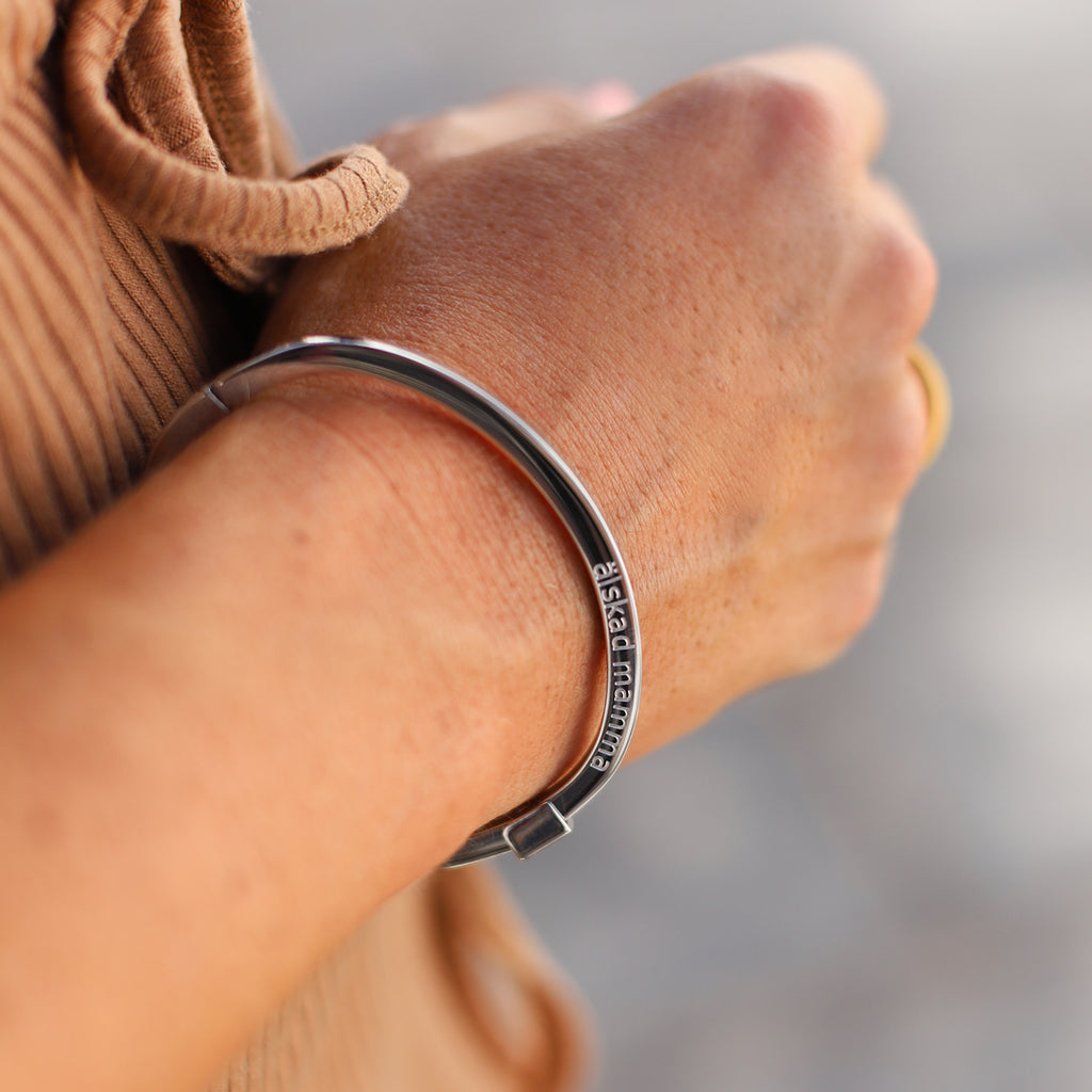 Stelt armband med personlig Gravyr - 2 storlekar