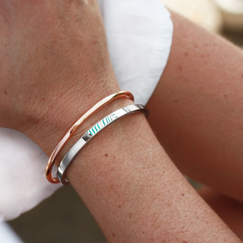 Tunt ställbart armband med gravyr "älskad"