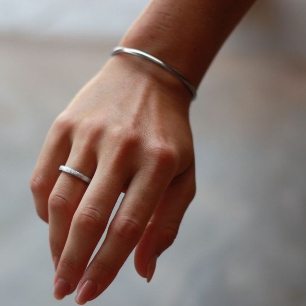 Tunt ställbart armband med gravyr "älskad"
