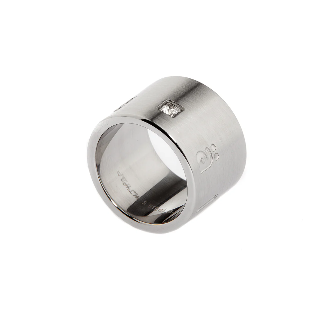 Bred ring med Zirconia sten och gravyr "älskad", Stål / Guld / Rosé
