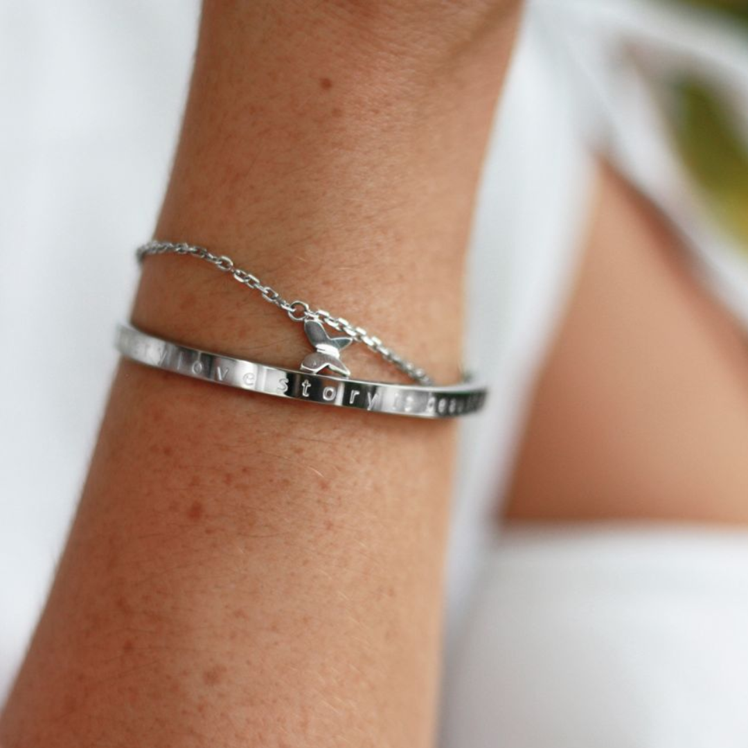 Nätt armband med fjäril