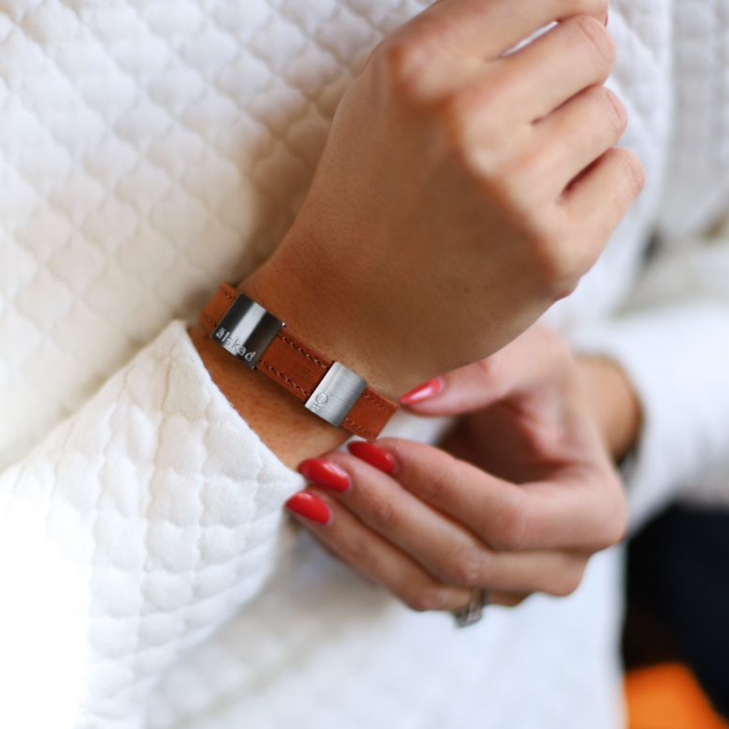 Läderarmband med graverade brickor, Älskad dotter, mamma, syster...mfl
