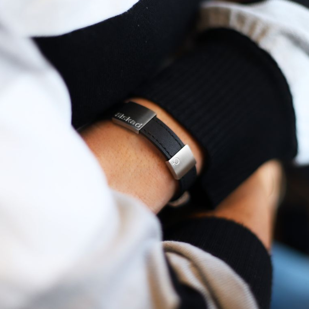 Läderarmband med graverade brickor, Älskad dotter, mamma, syster...mfl