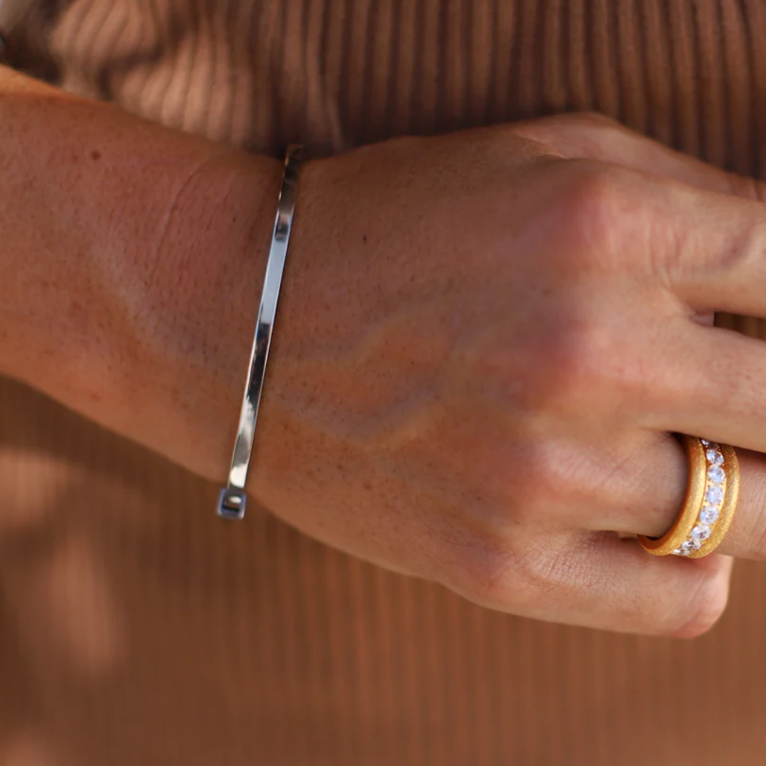 Stelt armband med personlig Gravyr - 2 storlekar