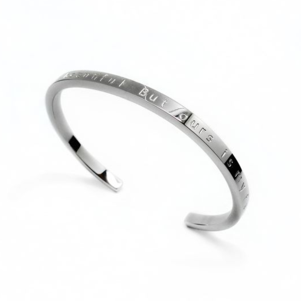 Stelt armband med graverat citat
