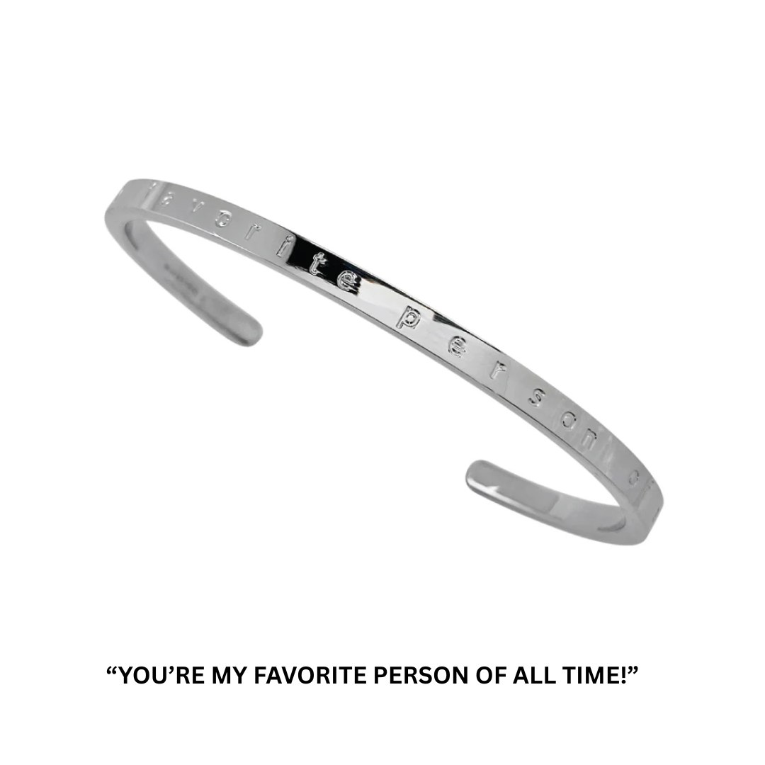 Stelt armband med graverat citat