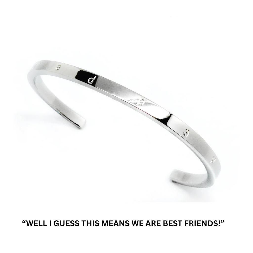 Stelt armband med graverat citat