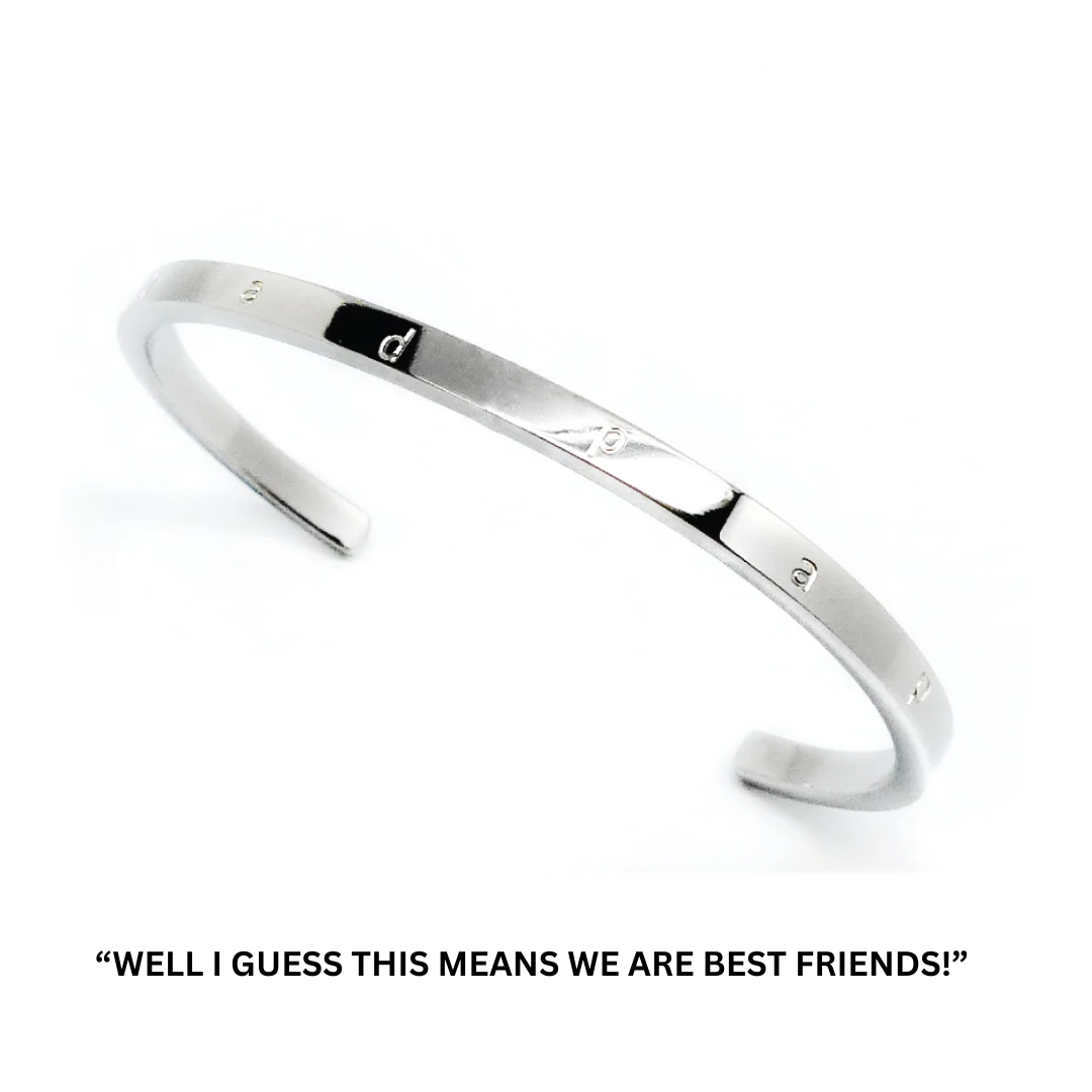 Stelt armband med graverat citat