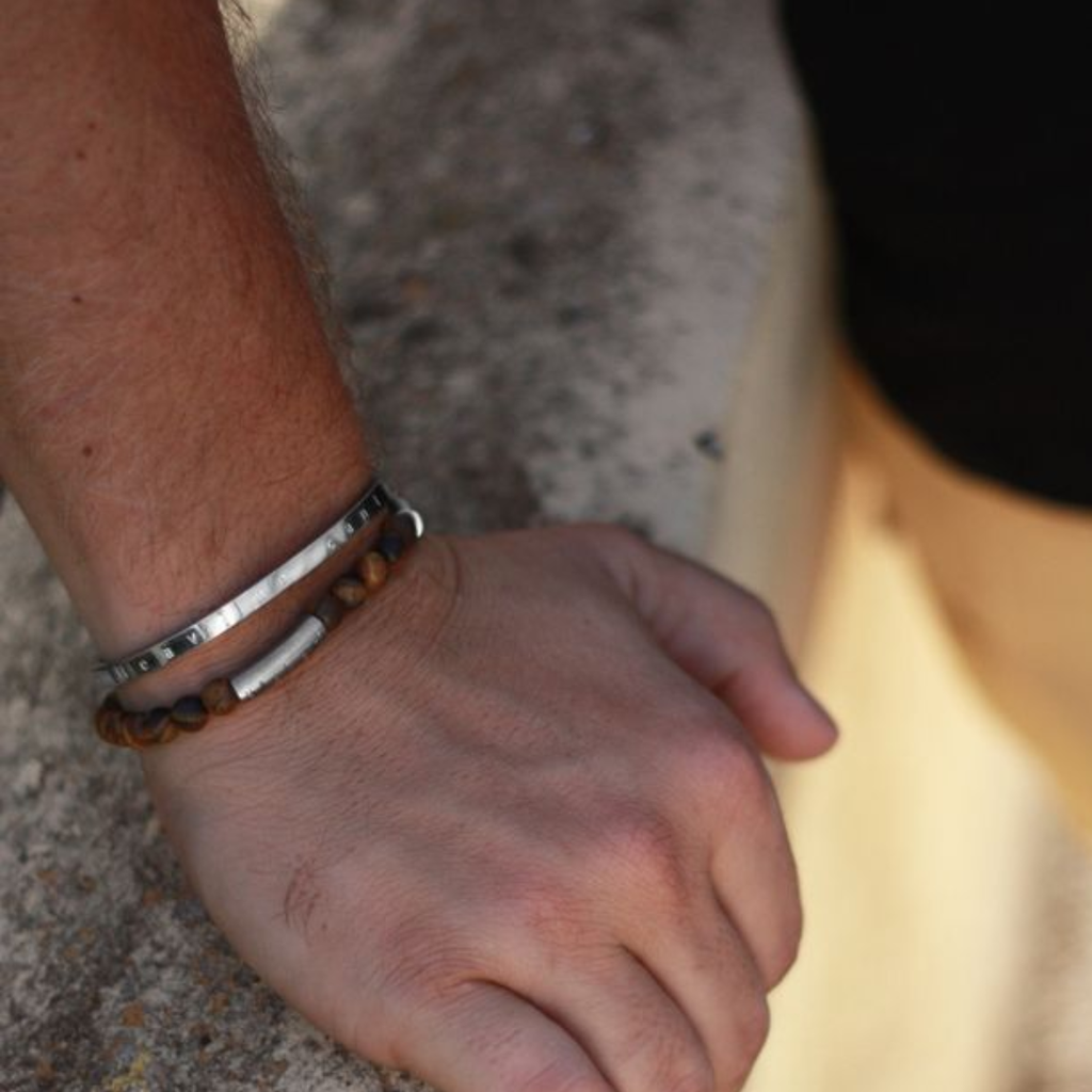 Stelt armband med graverat citat