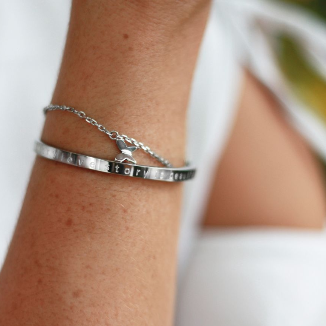 Stelt armband med graverat citat