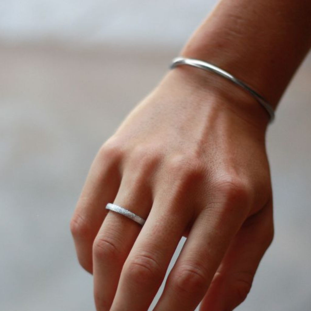 Ring med gnistrande stjärnstoft