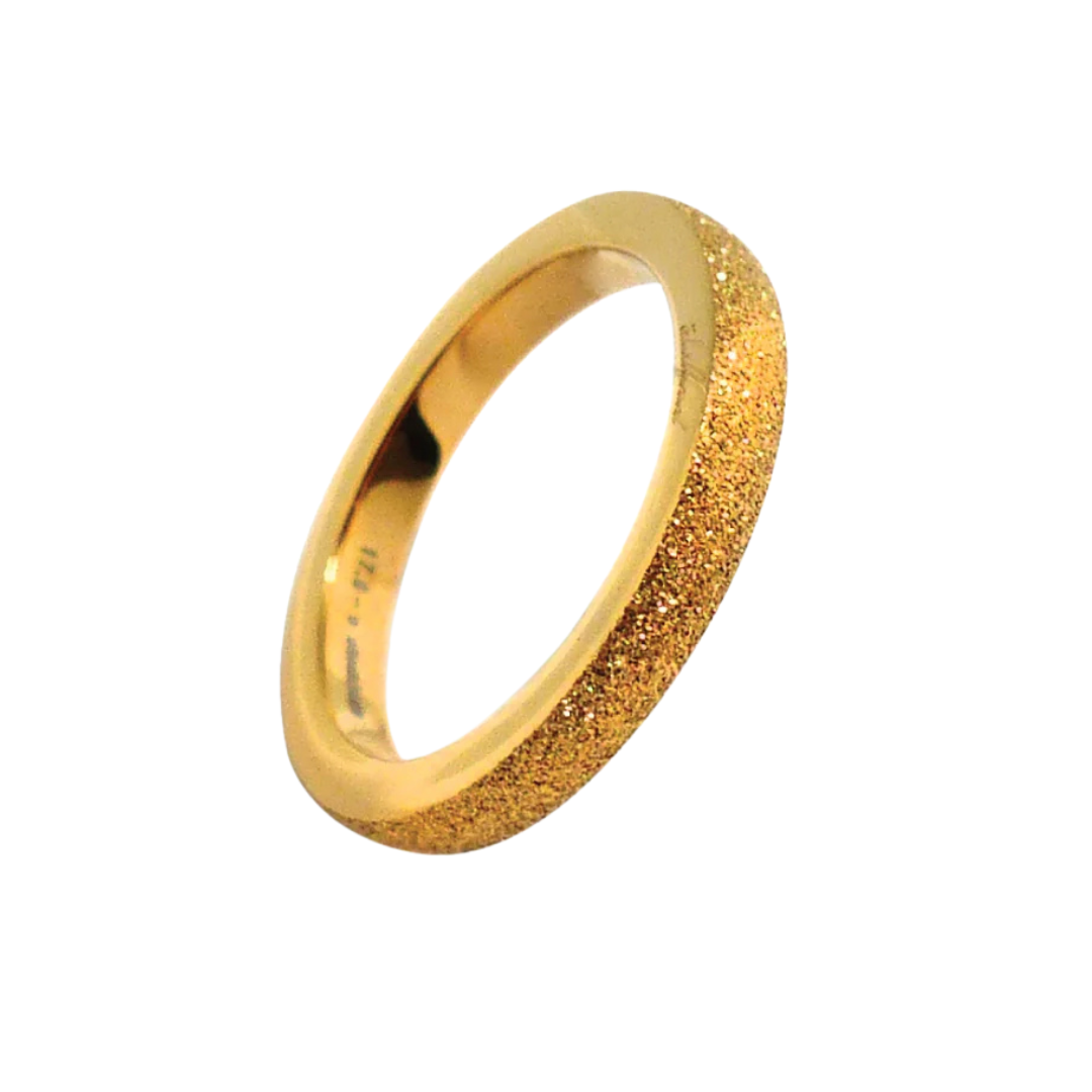 Ring med gnistrande stjärnstoft