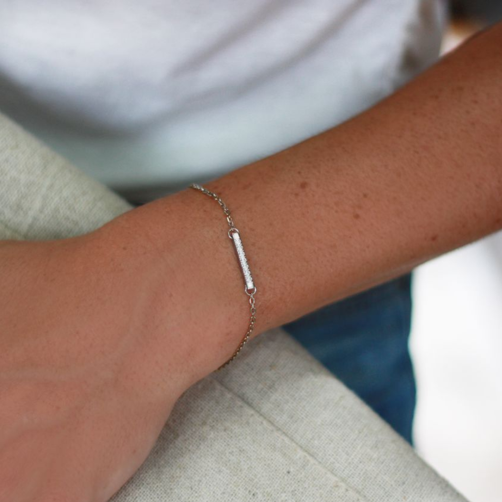 Nätt strassarmband med gravyr - Fler texter & färger finns!