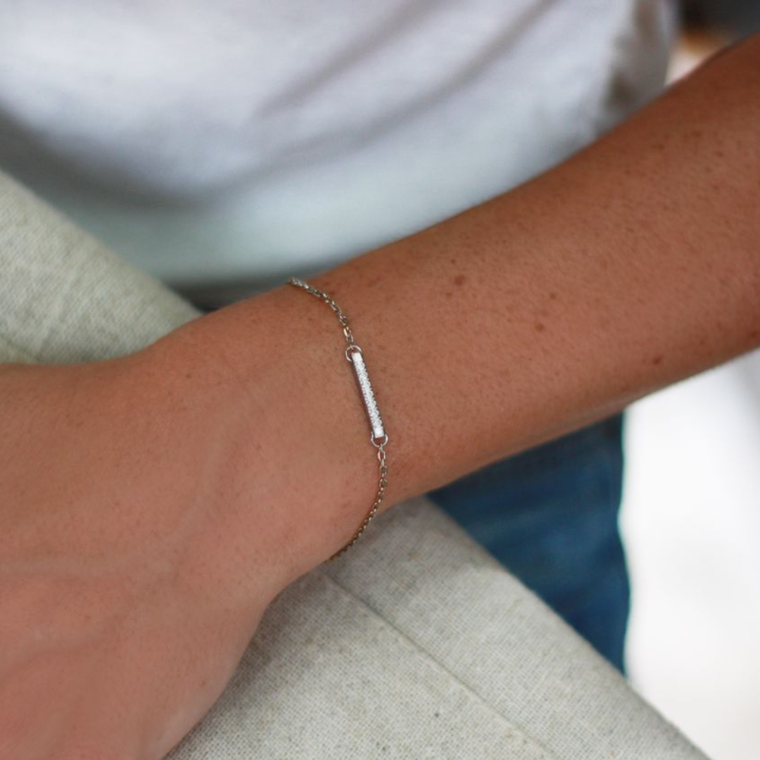 Nätt strassarmband med gravyr - Fler texter & färger finns!
