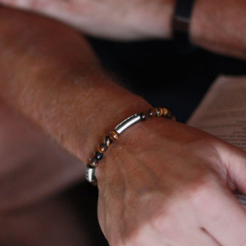 Armband i brun tigeröga med gravyr - Älskad man / son / pappa / bror