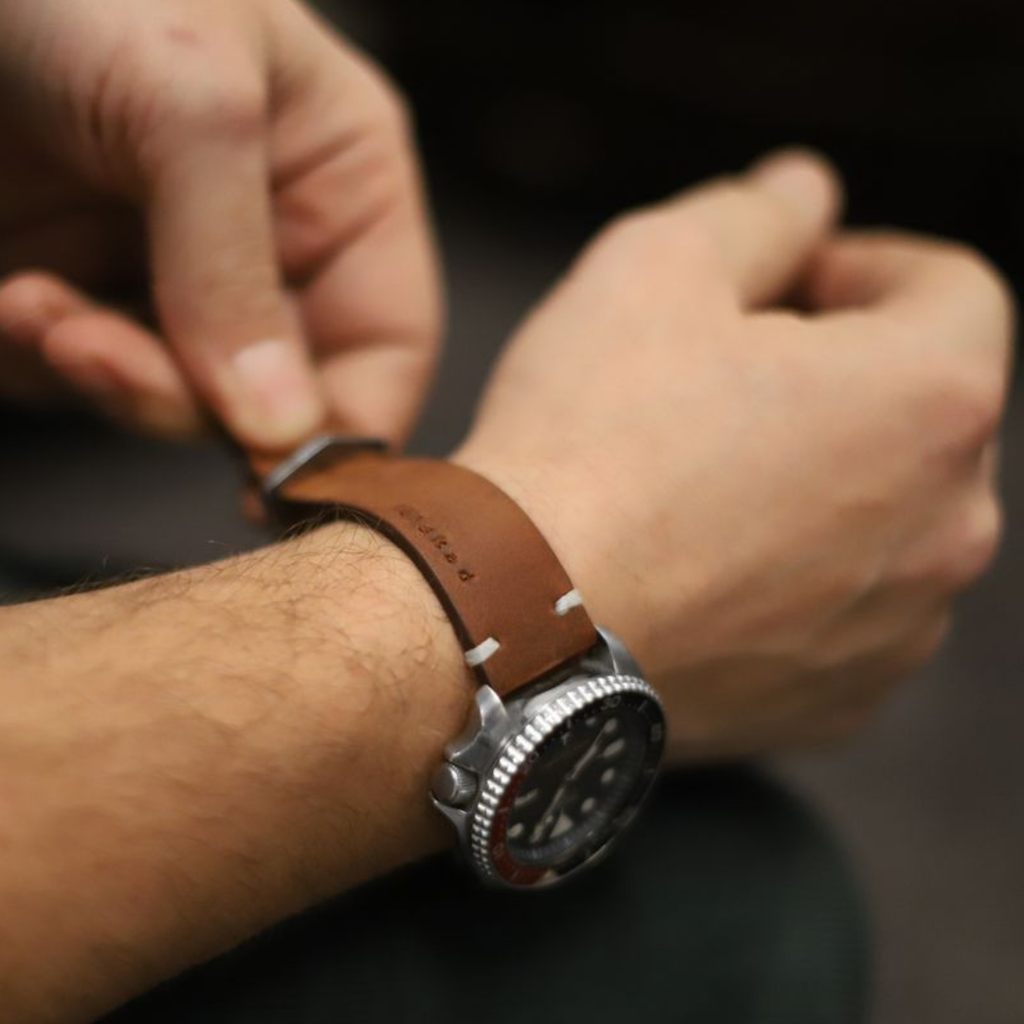 Brunt klockarmband i läder "älskad"