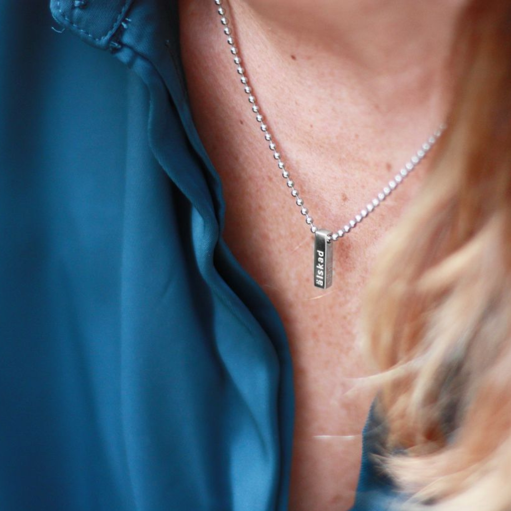 Mini halsband med gravyr - mamma, dotter, pappa…mfl