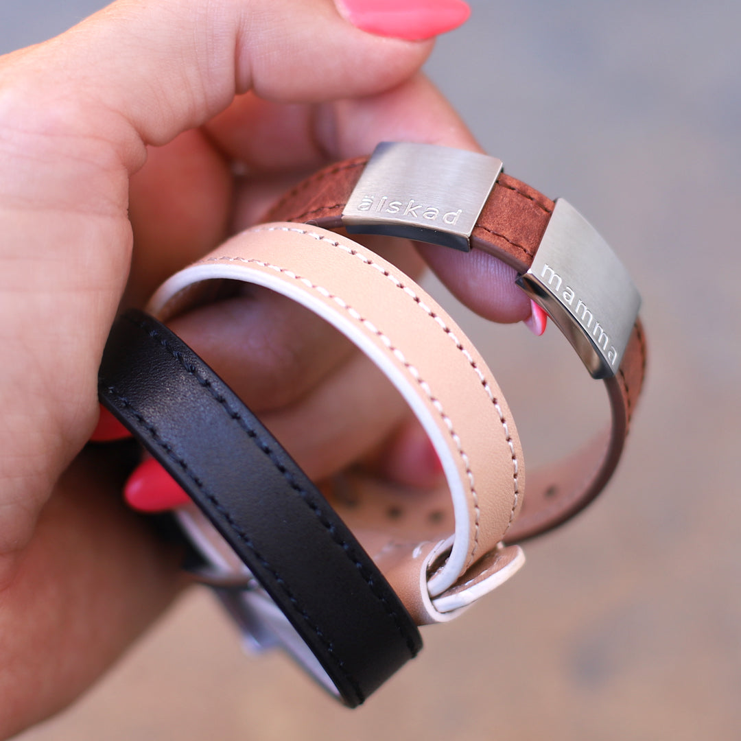 Snyggt och stilrent läderarmband med färdig personlig gravyr - Köp gärna även till brickor med EGEN GRAVYR!