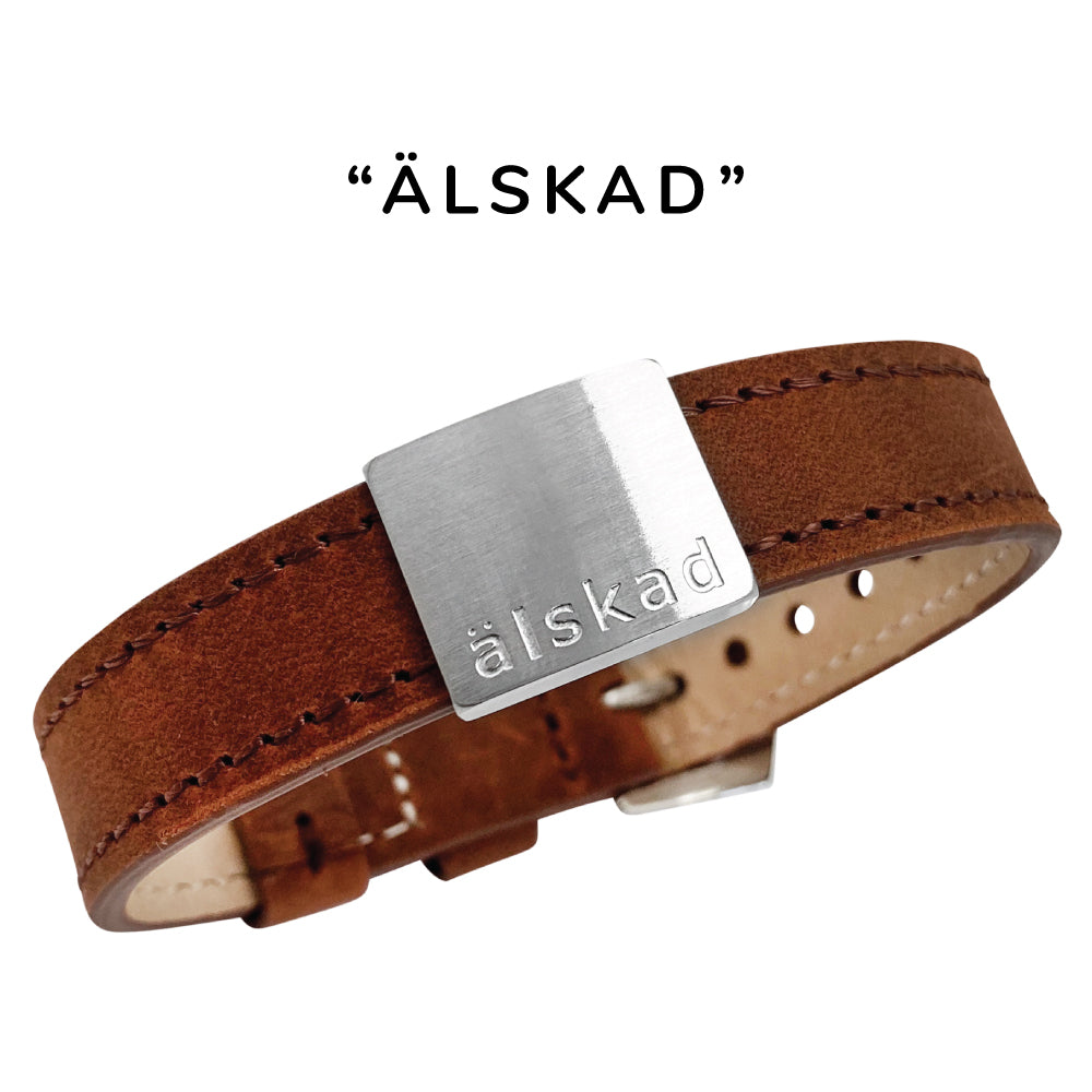 Snyggt och stilrent läderarmband med färdig personlig gravyr - Köp gärna även till brickor med EGEN GRAVYR!