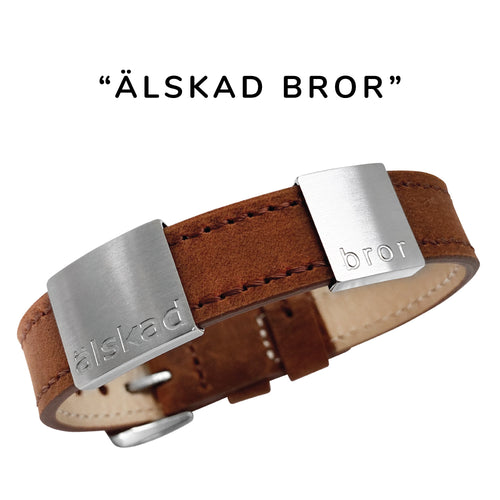 Klassiskt, snygg herrarmband i läder med gravyr "Älskad bror", Finns i 2 bredder. Lägg gärna till brickor med egen personlig gravyr.