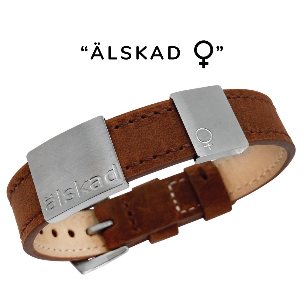 Snyggt och stilrent läderarmband med färdig personlig gravyr - Köp gärna även till brickor med EGEN GRAVYR!