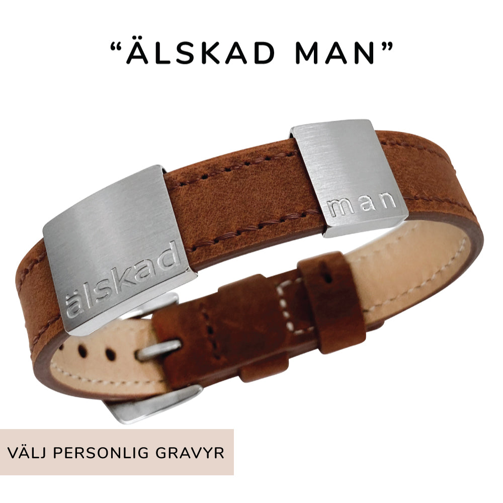 Klassiskt, snygg herrarmband i läder med gravyr "Älskad man", Finns i 2 bredder. Lägg gärna till brickor med egen personlig gravyr.