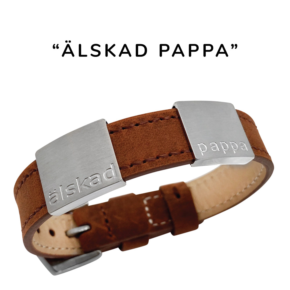 Klassiskt, snygg herrarmband i läder med gravyr "Älskad son", Finns i 2 bredder. Lägg gärna till brickor med egen personlig gravyr.