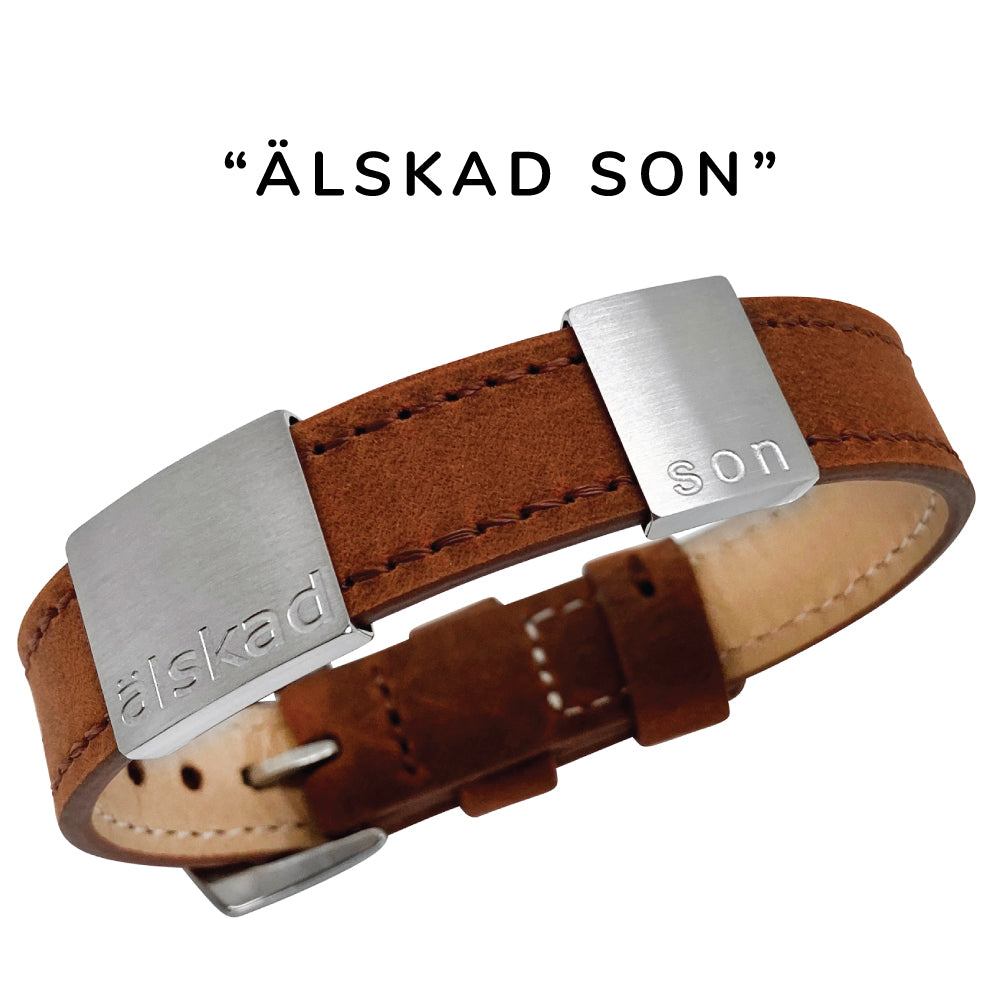 Klassiskt, snygg herrarmband i läder med gravyr "Älskad son", Finns i 2 bredder. Lägg gärna till brickor med egen personlig gravyr.