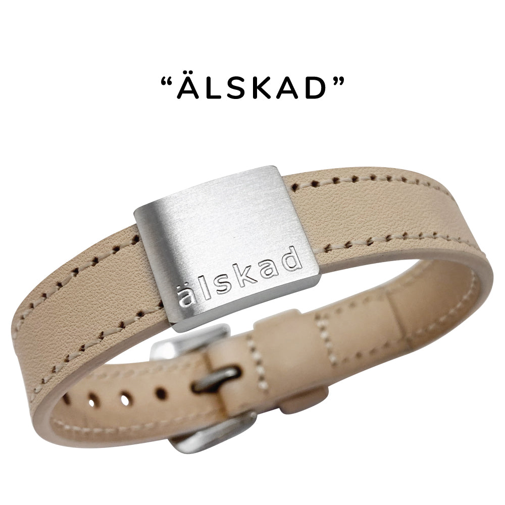 Snyggt och stilrent läderarmband med färdig personlig gravyr - Köp gärna även till brickor med EGEN GRAVYR!