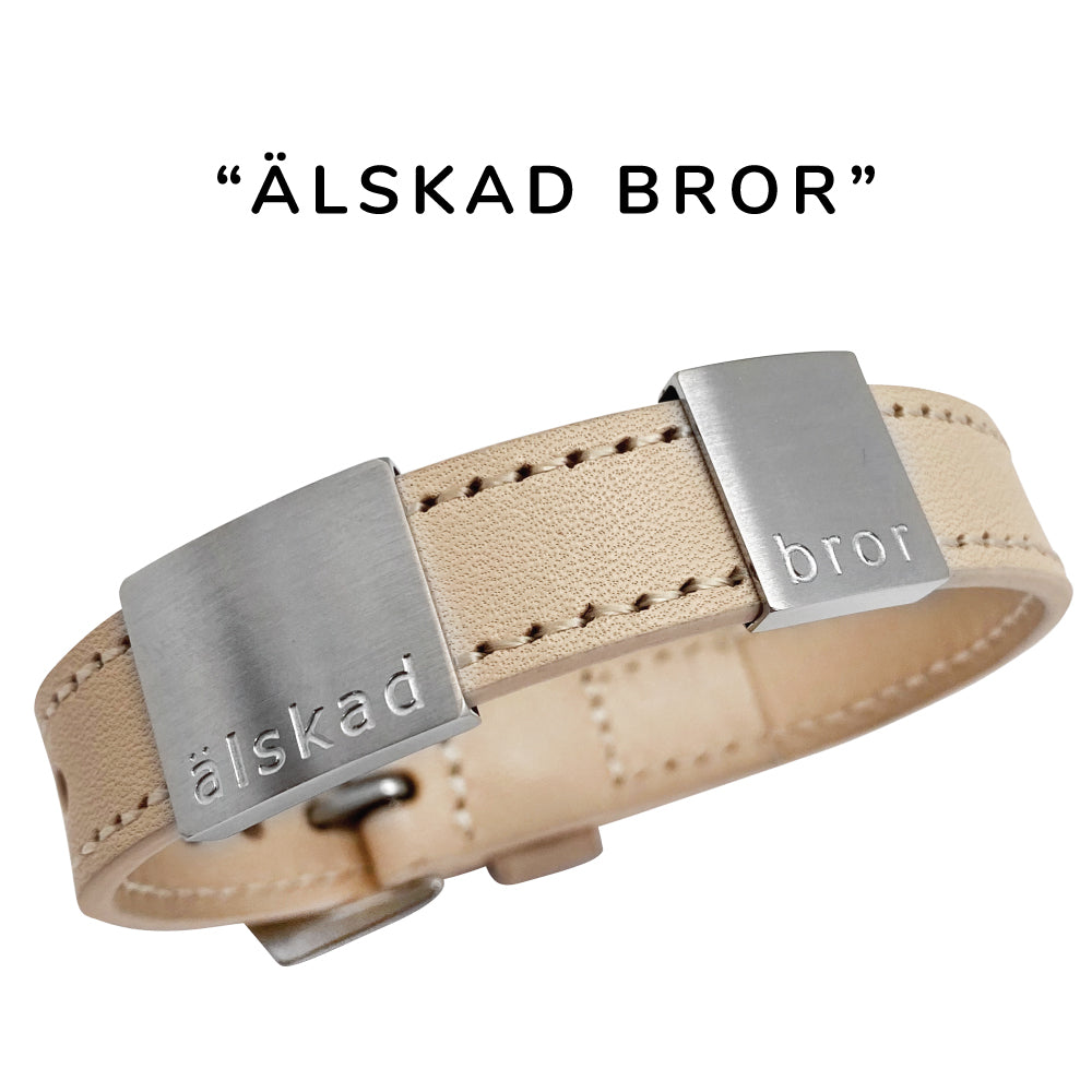 Klassiskt, snygg herrarmband i läder med gravyr "Älskad bror", Finns i 2 bredder. Lägg gärna till brickor med egen personlig gravyr.
