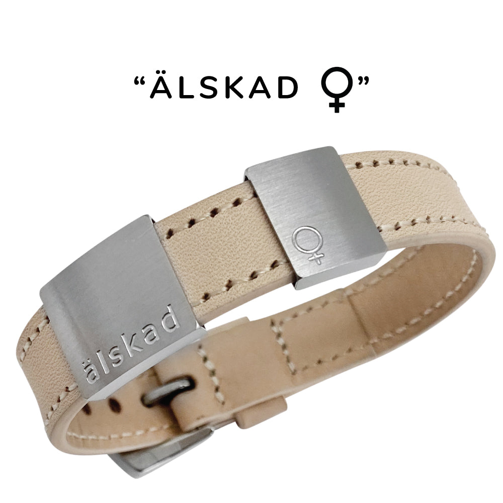 Snyggt och stilrent läderarmband med färdig personlig gravyr - Köp gärna även till brickor med EGEN GRAVYR!