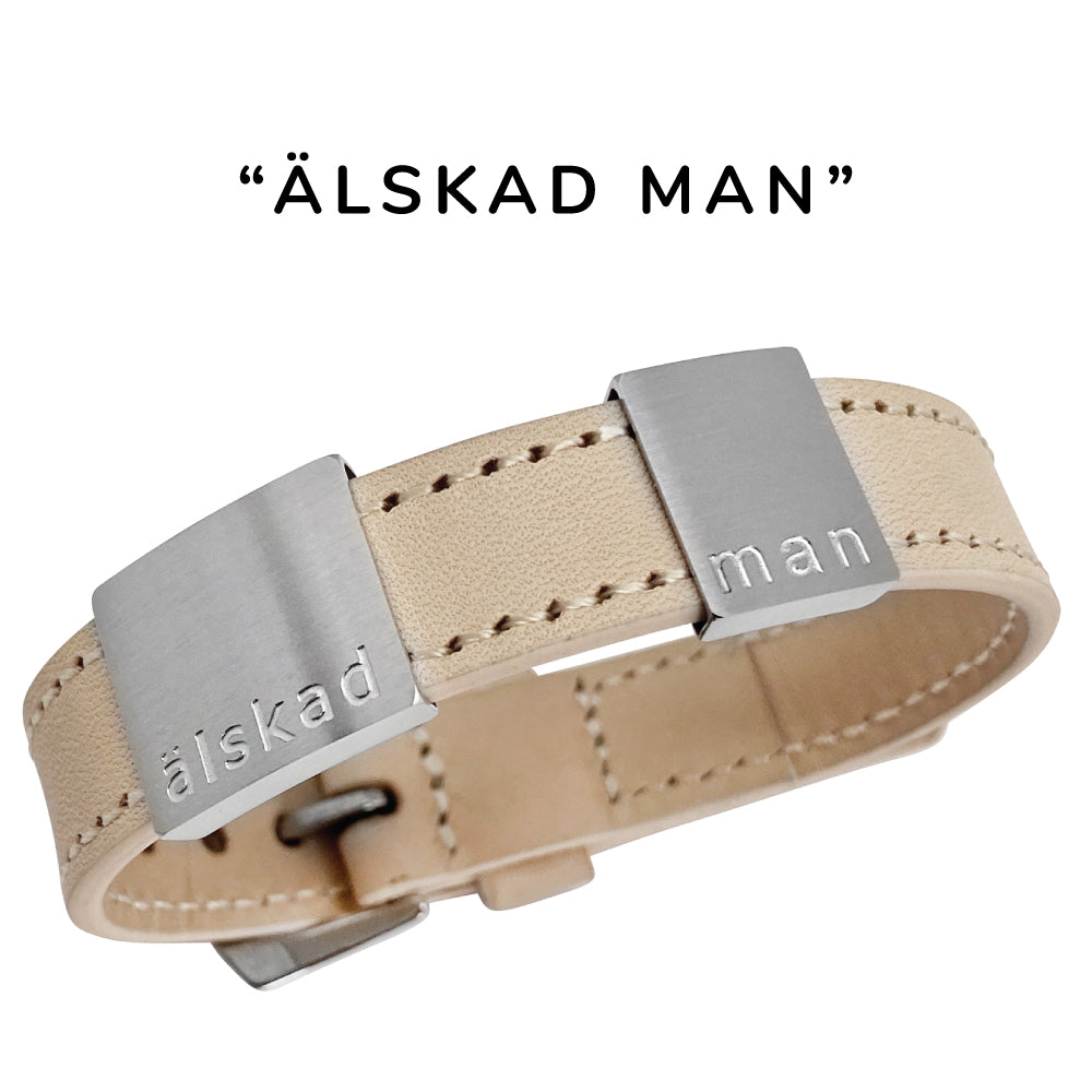 Klassiskt, snygg herrarmband i läder med gravyr "Älskad man", Finns i 2 bredder. Lägg gärna till brickor med egen personlig gravyr.