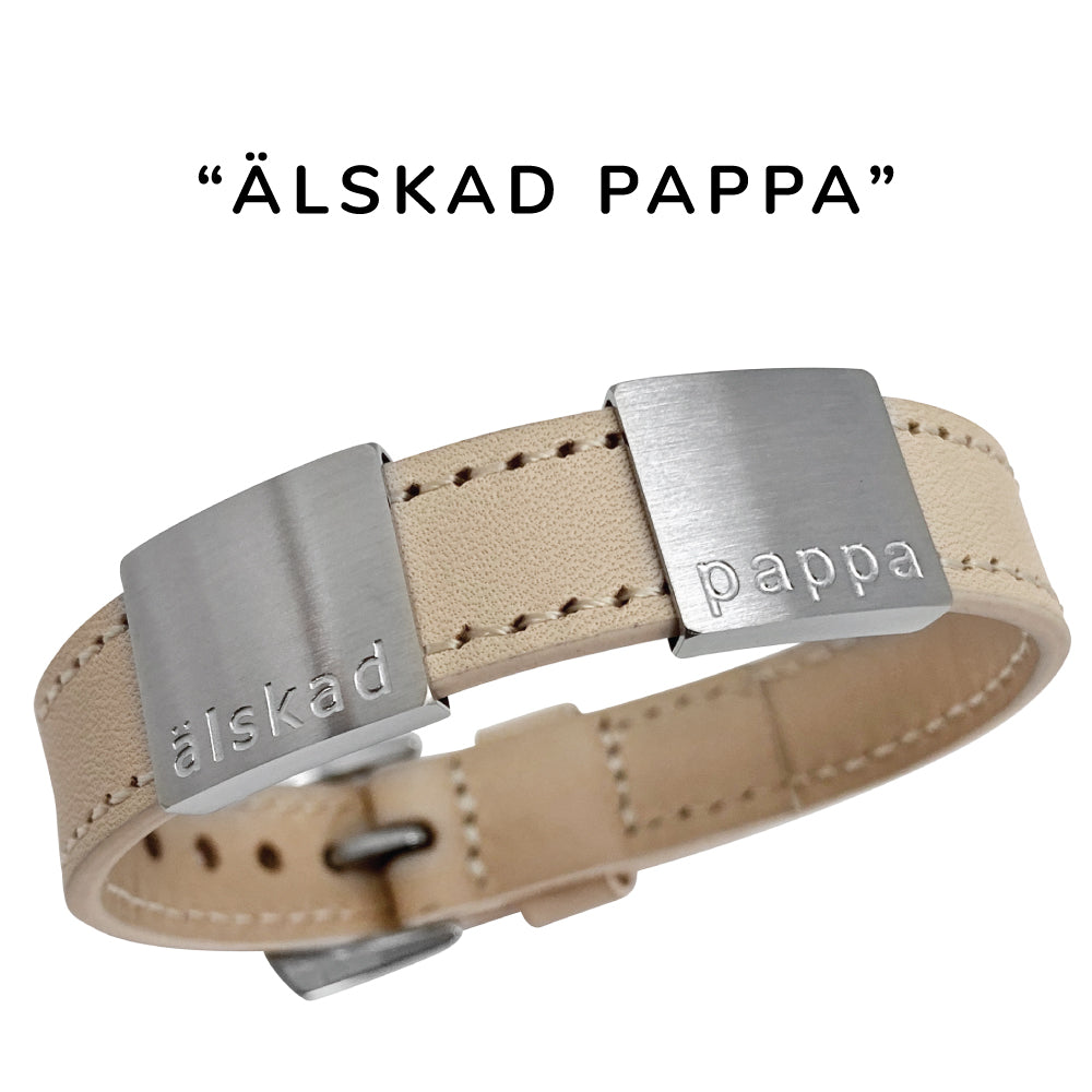 Klassiskt, snygg herrarmband i läder med gravyr "Älskad son", Finns i 2 bredder. Lägg gärna till brickor med egen personlig gravyr.
